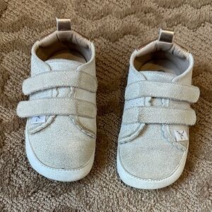 Little Love Bug silver and white ruffle sneaker